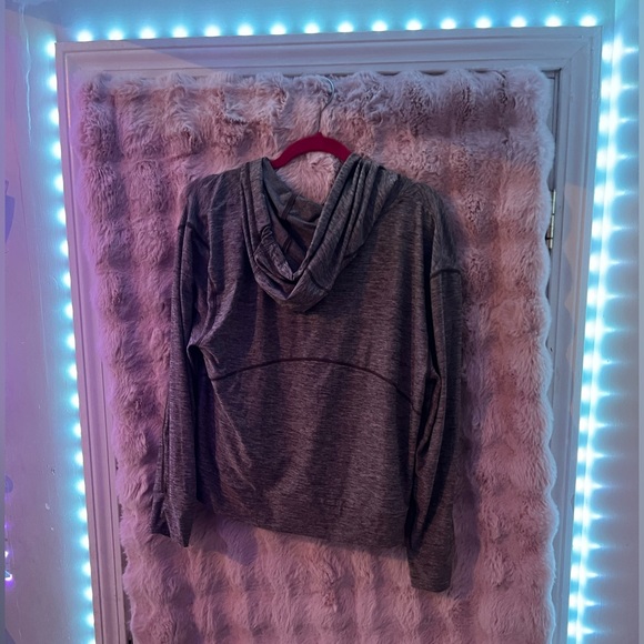 this sweatshirt is a light weight and a dry fit material.it is purple ish color! - Picture 2 of 2